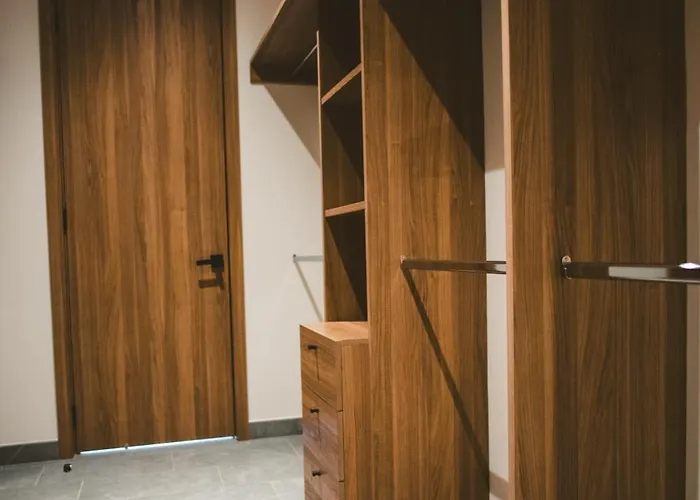 2206- Chic 1br Near Downtown W Luxe Amenities