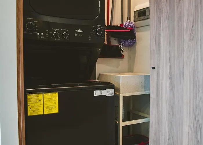 2206- Chic 1br Near Downtown W Luxe Amenities